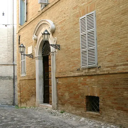 A Palazzo Fermo