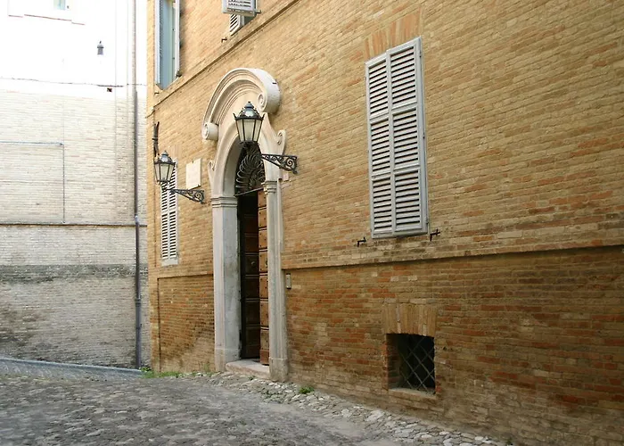 A Palazzo Fermo